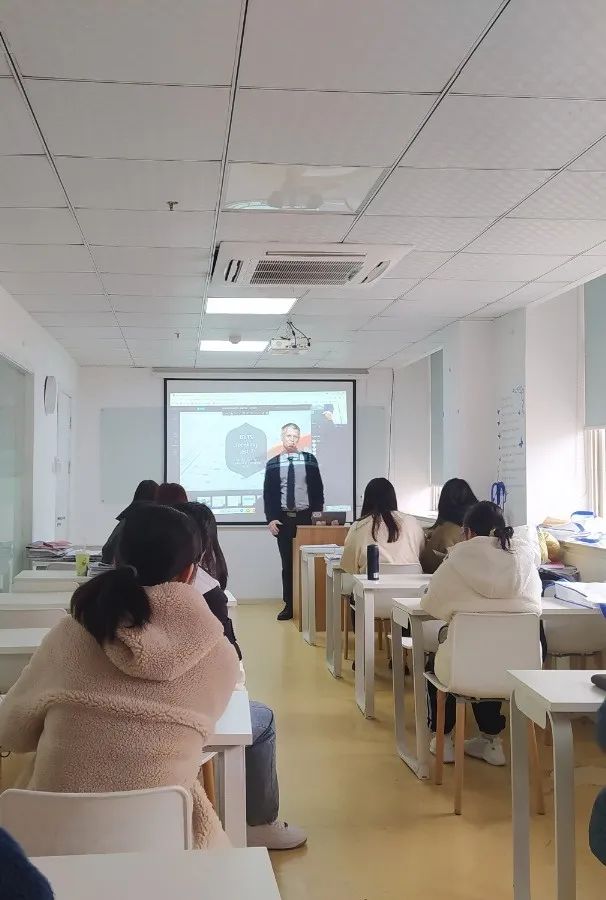 1656056067805271.jpg 2 国际高中暑假衔接课_A-LevelAP暑假培训班38.jpg
