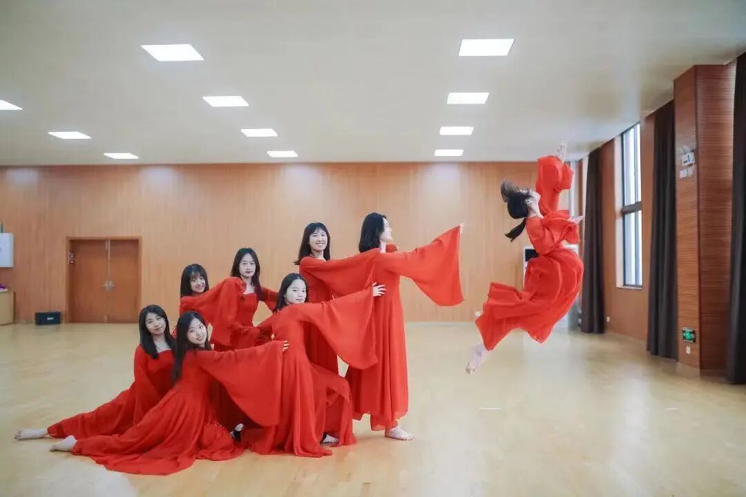 微信图片_20230313144624.jpg 2 杭四中国际部A-Level课程,英国G5名校录取大满贯17.jpg